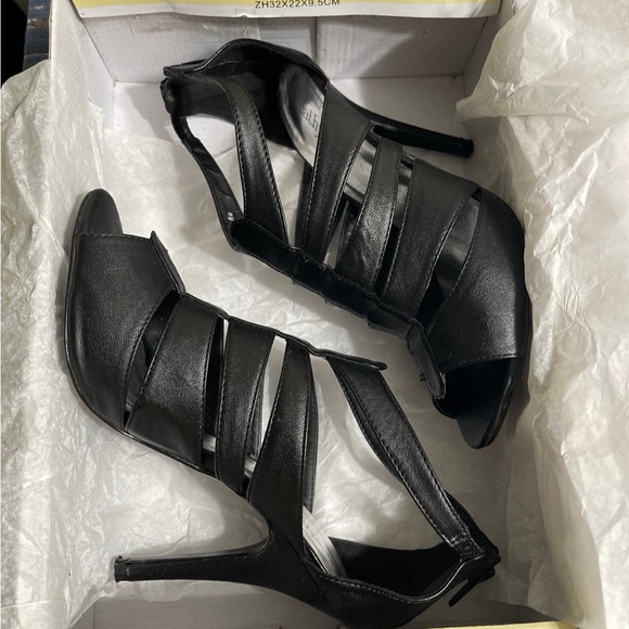 Women’s Shoes - Picture 1 of 8
